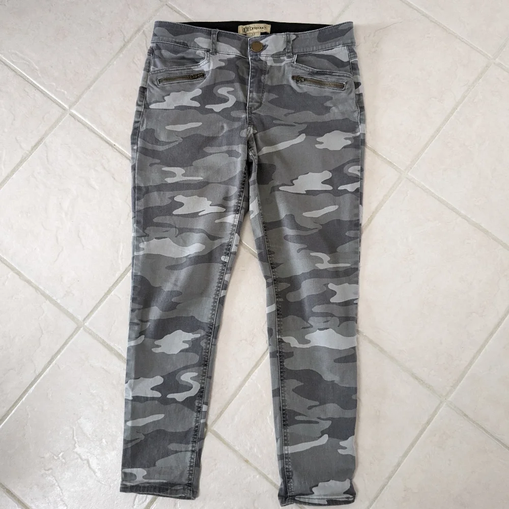 Democracy Jeans - Picture 2 of 5